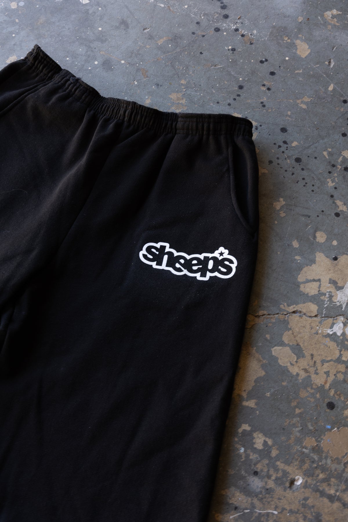 "WELL_ROUNDED" 3/4 sweatshorts